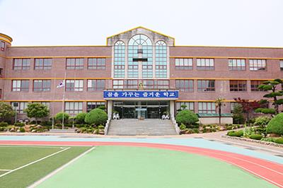 진교초등학교 본관 입구 썸네일 이미지